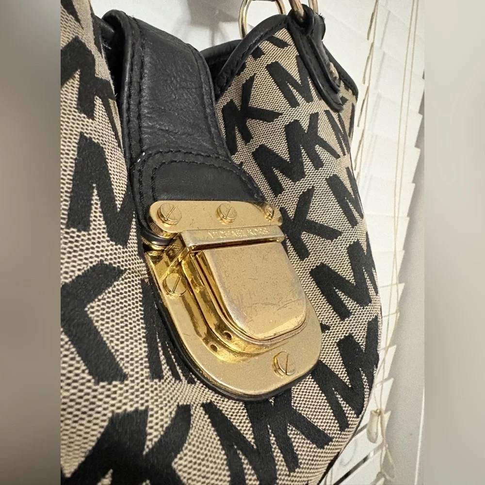 Micheal Kors Monogram Double Strap Handbag With Attached Gold Tone Lock Closure - Picture 10 of 13